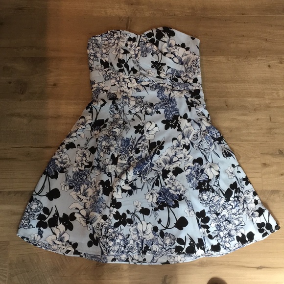 Express Dresses & Skirts - Express floral strapless dress